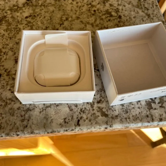Apple AirPods 4 with Noise Cancellation - White